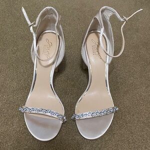 Jewel Badgley Mischka Elegant Women's Champagne 4” Heels NWOT or box Sz 10